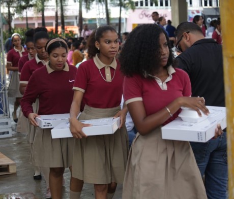  imagen Estudiantes recibiendo sus computadoras 