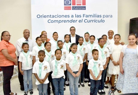  imagen Ministro Andr&eacute;s Navarro junto a estudiantes de San Francisco de Macor&iacute;s&nbsp; 