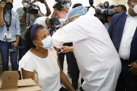  imagen A la actividad tambi&eacute;n asistieron Daniela Franco de Guzm&aacute;n, Vicerrectora Acad&eacute;mica de la Universidad Nacional Pedro Henr&iacute;quez Ure&ntilde;a y William Duke, decano de la Facultad de Ciencias de la Salud de esa academia y, Edward Guzm&aacute;n viceministro de Salud P&uacute;blica. Tambi&eacute;n los viceministros de Educaci&oacute;n Rafael Bello y Julio Cesar de los Santos.
&nbsp; 