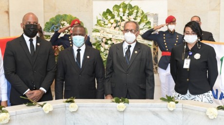  imagen En los actos estuvieron presentes, entre otros, Wilson Rafael, representante del MINERD; Sheyla Castillo, viceministra del MAP; Esteban P&eacute;rez Polanco, director del Instituto Nacional de Educaci&oacute;n F&iacute;sica (INEFI) y Juan P&eacute;rez, asesor del Banco de Reservas, as&iacute; como funcionarios y empleados de la instituci&oacute;n. 