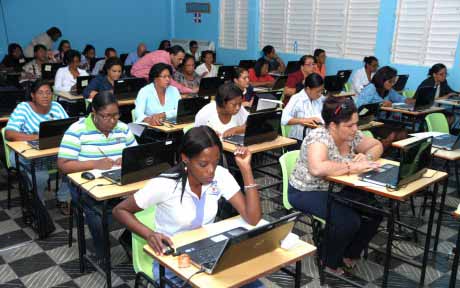  imagen Millares de médicos, biólogos, ingenieros, físicos y arquitectos aspiran a maestros en las escuelas públicas 