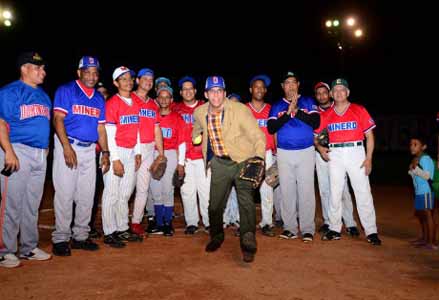  imagen Ministro Andr&eacute;s Navarro momentos antes de lanzar&nbsp;la primera bola. Detr&aacute;s una representaci&oacute;n de los jugadores. 