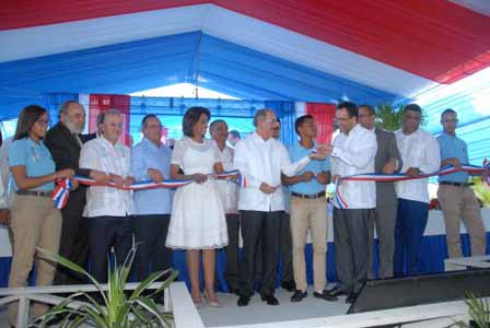  imagen Presidente Danilo Medina mientras corta cinta en acto de inauguraci&oacute;n; a su lado izquierdo el Ministro Andr&eacute;s Navarro, a su derecha Primera Dama C&aacute;ndida Montilla de Medina. Le acompa&ntilde;an otras personalidades. 