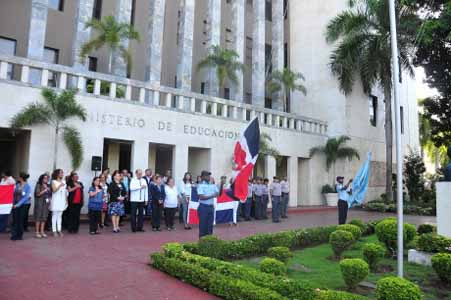  imagen Participantes en reverencia durante izamiento de Bandera. 