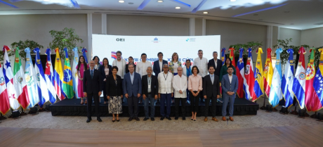  imagen Ministro de Educaci&oacute;n, &Aacute;ngel Hern&aacute;ndez al lado de otras autoridades gubernamentales internacionales. 