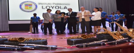  imagen Ministro Pe&ntilde;a Mirabal durante la entrega de los instrumentos musicales.&nbsp; 