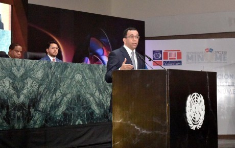  imagen Ministro de pie en podium del Modelo de las Naciones Unidas de Educaci&oacute;n 
