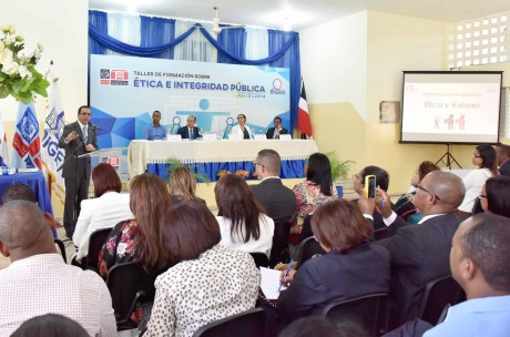  imagen Ministro Andr&eacute;s Navarro hablando de pie desde un podium dirigi&eacute;ndose a Directores Regionales y Distritales del Ministerio de Educaci&oacute;n&nbsp; 
