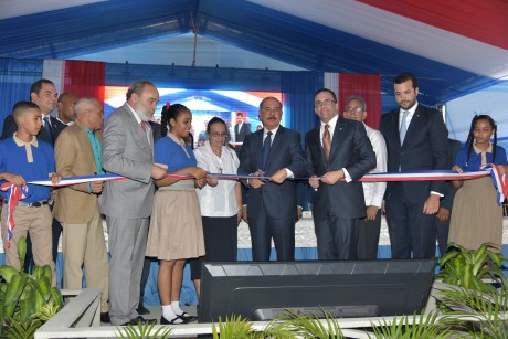  imagen Presidente Danilo Medina de pie junto a Ministro Andr&eacute;s Navarro y dem&aacute;s autoridades educativas cortando cinta dejando inaugurado tres planteles educativos 