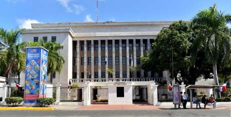  imagen Fachada frontal del Ministerio de Educaci&oacute;n. 
