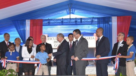  imagen Presidente Danilo Medina de pie cortando cinta de acto inaugural junto a Ministros Andr&eacute;s Navarro, Gonzalo Castillo y dem&aacute;s autoridades educativas.&nbsp; 