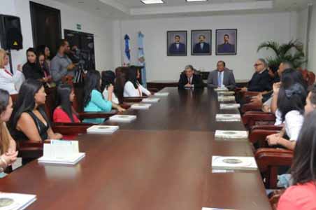  imagen Amarante Baret recibe estudiantes meritorios en EEUU 