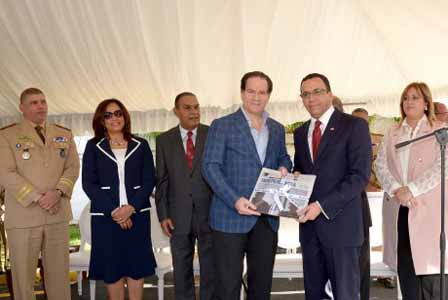  imagen Ministro Andr&eacute;s Navarro junto al empresario Luis Manuel Corripio. En mano periodico List&iacute;n Diario. 