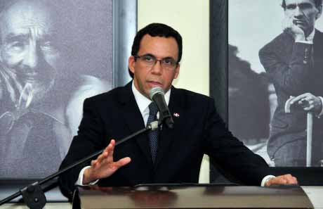  imagen Ministro Andr&eacute;s Navarro dirigiendose a la audiencia. 