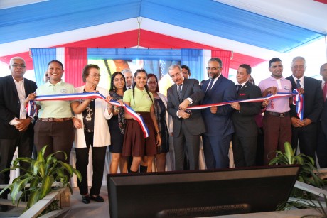  imagen Presidente Danilo Medina cortando cinta junto A autoridades, dejando inaugurado centro educativo en Monse&ntilde;or Nouel&nbsp; 
