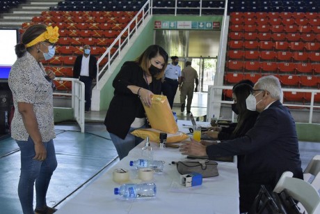  imagen Con una concurrencia sin precedentes, guardando distanciamiento y con alto nivel de organizaci&oacute;n y metodolog&iacute;a, el Ministerio de Educaci&oacute;n realiz&oacute; el pasado viernes el proceso de recepci&oacute;n de ofertas para la reparaci&oacute;n y acondicionamiento de centros educativos, en una exitosa jornada caracterizada por el cumplimiento de la ley y la transparencia. 