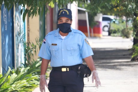  imagen Bellanira Montero Encarnaci&oacute;n, madre y miembro de la Polic&iacute;a Escolar, es reconocida por el Ministerio de Educaci&oacute;n (MINERD) a trav&eacute;s de la campa&ntilde;a #MiMadreEsSiempreS&uacute;per, que inici&oacute; este lunes 25 y busca enaltecer a cada progenitora, en especial las de la comunidad educativa.&nbsp; 