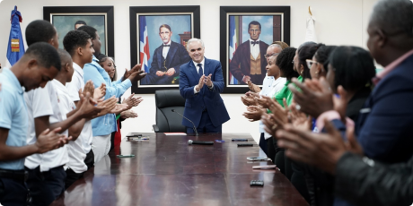  imagen Ministro de educaci&oacute;n comparte con estudiantes&nbsp; 