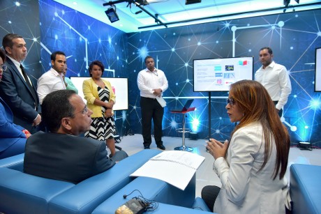  imagen Ministro de educaci&oacute;n junto a la directora de RTVE, Odalis Monegro, conversan.&nbsp; 