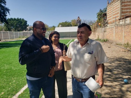  imagen Director de la Regional 10 de Educaci&oacute;n, Ronald Santana, mientras realizaba un recorrido por distintos centros educativos del Estado de Jalisco en M&eacute;xico, tras una invitaci&oacute;n de la organizaci&oacute;n AMCO. 