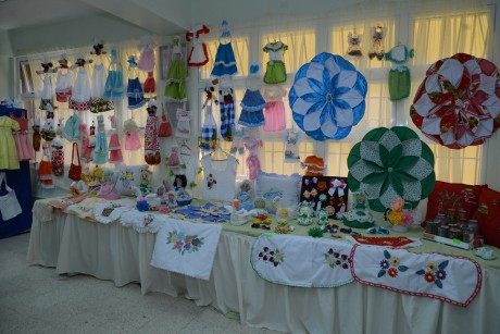  imagen Exposici&oacute;n de manualidades realizadas por diferentes participantes de las &aacute;reas t&eacute;nicas. 