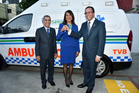  imagen Ministro Andr&eacute;s Navarro junto a director del SEMMA, Enriquillo Matos entregan dos ambulancias para la mejora de los servicios de maestros. 