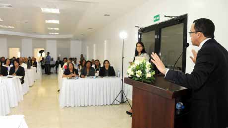  imagen Ministro Andr&eacute;s Navarro mientras preside acto con los directores regionales y distritales. 