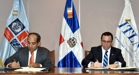  imagen Ministro Andr&eacute;s Navarron junto a Director del ITLA Jos&eacute; Armando Tav&aacute;rez Rodr&iacute;guez firmando acuerdo para nuevos polit&eacute;cnicos. 