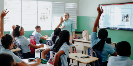  imagen Maestra interactuando con sus estudiantes 