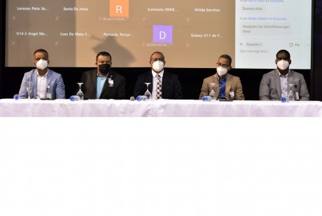  imagen En el evento participaron tambi&eacute;n directores generales y viceministros. Desde las 18 Regionales y los 122 Distritos Educativos participaron los t&eacute;cnicos. 