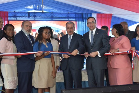  imagen Presidente Danilo Medina junto al Ministro Andr&eacute;s Navarro y dem&aacute;s autoridades educativas cortando cinta dejando inaugurado nuevo polit&eacute;cnico 