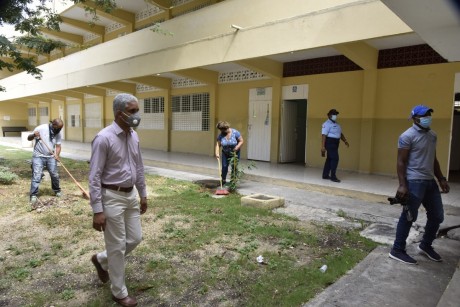  imagen La directora de la Escuela B&aacute;sica Profesor Sergio Augusto Beras, Anastacia de la Cruz 