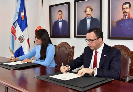  imagen Ministro Andr&eacute;s Navarro firmando acuerdo con Ministra de la Juventud, Robiamny Balc&aacute;cer&nbsp; 