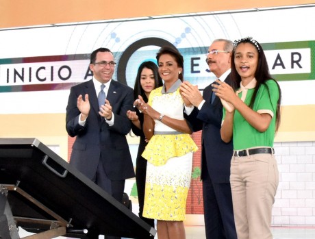  imagen Presidente Danilo Medina, &nbsp;Primera Dama Candida Montilla de Medina, Ministro Andr&eacute;s Navarro y estudiante de secuandaria de pies aplaudiendo con alegria el inicio del A&ntilde;o Escolar 2018-2019 
