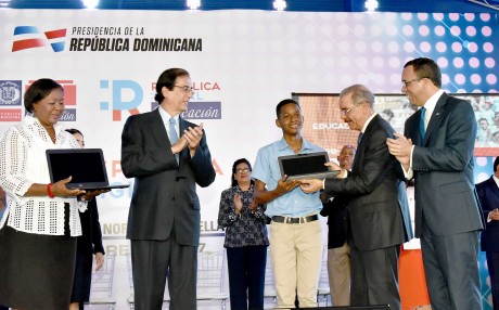  imagen Ministro Andr&eacute;s Navarro junto al presidente Danilo Medina y ministro Gustavo Montalvo en lanzamiento de Rep&uacute;blica Digital.&nbsp; 