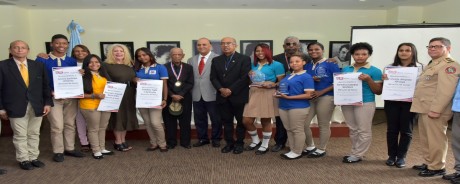  imagen Autoridades del MINERD con los premiados 