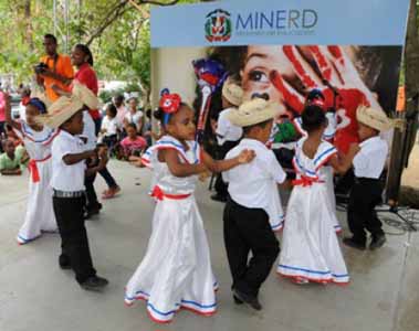  imagen MINERD motiva el amor a la lectura y la poesía  en jóvenes y niños en la Feria Internacional del Libro 