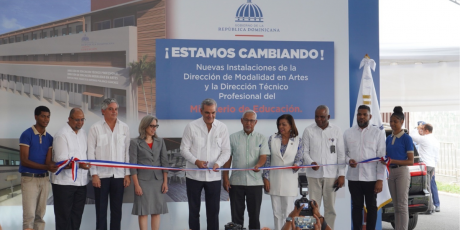  imagen Presidente Luis Abinader junto al Ministro de Educaci&oacute;n &Aacute;ngel Hern&aacute;ndez&nbsp; 