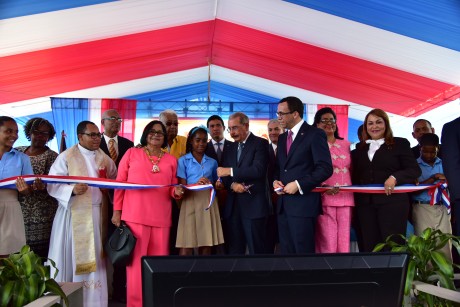  imagen Presidente Medina, Ministro de Educaci&oacute;n Andr&eacute;s Navarro&nbsp;junto a otras autoridades educativas en acto de inauguraci&oacute;n. 
