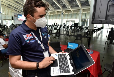 imagen El programa Rep&uacute;blica Digital Educaci&oacute;n contabilizando 63,863 netbooks entregadas a estudiantes y 4,550 laptops a igual n&uacute;mero de docentes desde el 27 de mayo hasta el 24 de junio pasado, lo que evidencia el firme apoyo que le brinda la Revoluci&oacute;n Educativa a la ense&ntilde;anza y el aprendizaje integral enfocado al conocimiento virtual. 