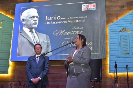  imagen Presidenta de la ADP junto al Ministro de Educaci&oacute;n Pe&ntilde;a Mirabal, habla a los presentes durante actividad. 