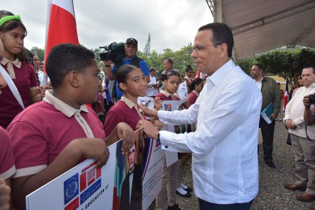  imagen Ministro de Eduaci&oacute;n, Antonip Pe&ntilde;a Mirabal, felicita estudiantes del Centro Educativo Juan Pablo Duarte en San Francisco de Macor&iacute;s,por su excelente participaci&oacute;n en actos conmemorativos por el 207 aniversario de Juan Pablo Duarte.&nbsp; 