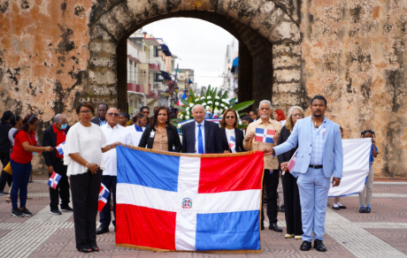  imagen Viceministro de Acreditaci&oacute;n y Certificaci&oacute;n Docente, Francisco D&rsquo;&Oacute;leo, posa con la bandera en el Parque Independencia. 