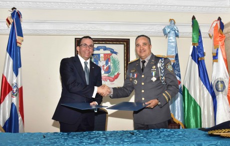  imagen Ministro Andr&eacute;s Navarro d&aacute;ndose la mano con el Director General de la Polic&iacute;a Nacional luego de firma de acuerdo Interinstitucional&nbsp; 