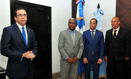  imagen Navarro posesiona en sus cargos al viceministro Administrativo del MINERD y al director del INEFI. 