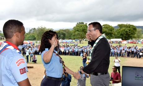  imagen Ministro Andr&eacute;s Navarro de pie estrechando saludos a joven l&iacute;der del movimiento Scouts&nbsp; 