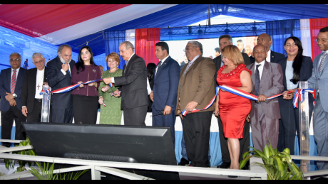  imagen Presidente Danilo Medina de pie junto a Ministro Andr&eacute;s Navarro y comunidad educativa cortando cinta dejando&nbsp; inaugurado centro educativo y estancia infantil&nbsp; 