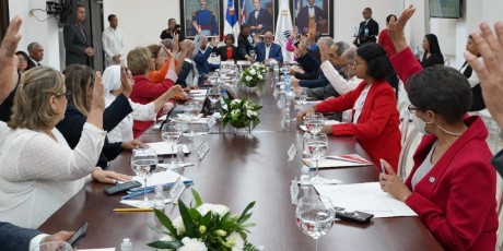  imagen Ministro Roberto Fulcar sentadonreunido con el&nbsp;Consejo Nacional de Educaci&oacute;n en el Ercilia Pep&iacute;n, de la sede del MINERD 
