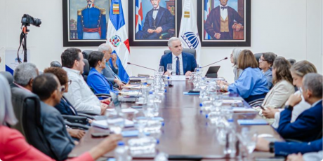  imagen Ministro Luis Miguel De Camps sentando en el salon Ercilia Pepin con la Comision Especial de Arpetura A&ntilde;o Escolar&nbsp; 