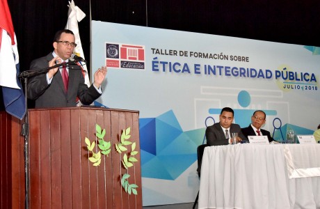  imagen Ministro Andr&eacute;s Navarro de pie en podium dirigi&eacute;ndose a cientos de directores de la Regional Cibao&nbsp; 